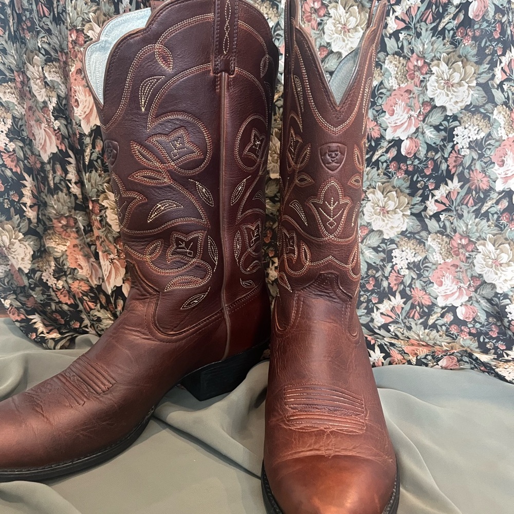 Ariat Brown Heeled Boots with Elegant Stitching
